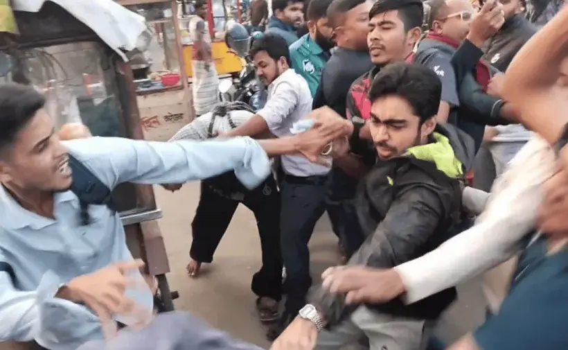 গণতান্ত্রিক ছাত্রজোট আয়োজিত মানববন্ধনে হামলার ঘটনা ঘটেছে।