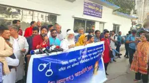 বয়াতি ও পালাকার আবুল সরকারের মুক্তির দাবিতে মানববন্ধন অনুষ্ঠিত হয়েছে।