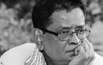 বাংলাদেশের প্রখ্যাত কথা সাহিত্যিক এবং নির্মাতা হুমায়ূন আহমেদ একা বসে চিন্তা করছেন