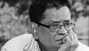 বাংলাদেশের প্রখ্যাত কথা সাহিত্যিক এবং নির্মাতা হুমায়ূন আহমেদ একা বসে চিন্তা করছেন