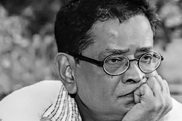 বাংলাদেশের প্রখ্যাত কথা সাহিত্যিক এবং নির্মাতা হুমায়ূন আহমেদ একা বসে চিন্তা করছেন