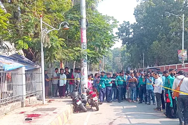খুলনা মহানগর দায়রা জজ আদালতের সামনে গুলিবিদ্ধ হয়ে দুইজন নিহত হয়েছেন।