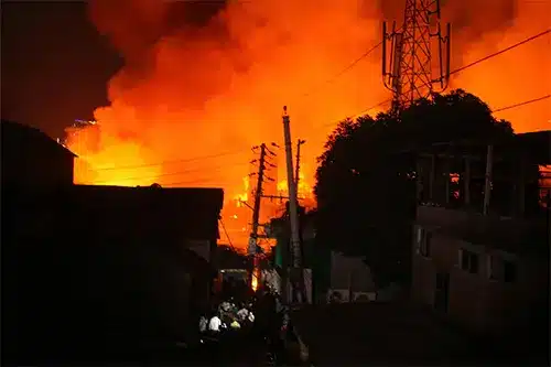 কড়াইল বস্তিতে ভয়াবহ আগুনে পুড়ে গেছে দেড় হাজার ঘর।