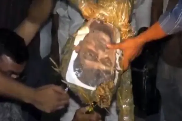 নাসীরুদ্দীন পাটওয়ারীর কুশপুত্তলিকা দাহ করা হয়েছে।