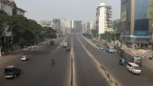 আওয়ামী লীগের ডাকা ‘ঢাকা লকডাউন’ কর্মসূচির প্রভাব পড়েছে ঢাকার সড়কে।