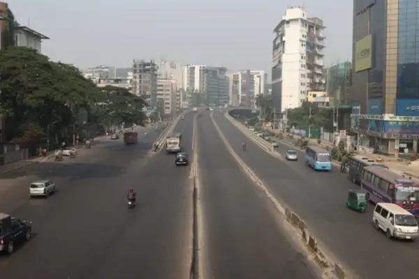 আওয়ামী লীগের ডাকা ‘ঢাকা লকডাউন’ কর্মসূচির প্রভাব পড়েছে ঢাকার সড়কে।