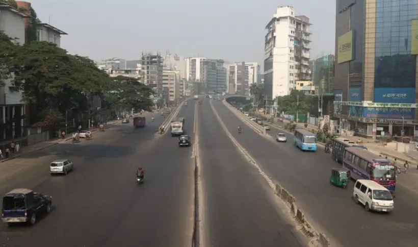 আওয়ামী লীগের ডাকা ‘ঢাকা লকডাউন’ কর্মসূচির প্রভাব পড়েছে ঢাকার সড়কে।