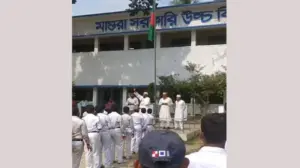 বিদ্যালয়ের অ্যাসেম্বলিতে নির্বাচনী প্রচার চালিয়েছেন জামায়াতের দুই প্রার্থী।