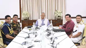 তিন বাহিনীর প্রধানকে প্রয়োজনীয় নির্দেশনা দিয়েছেন প্রধান উপদেষ্টা ড. মুহাম্মদ ইউনূস।