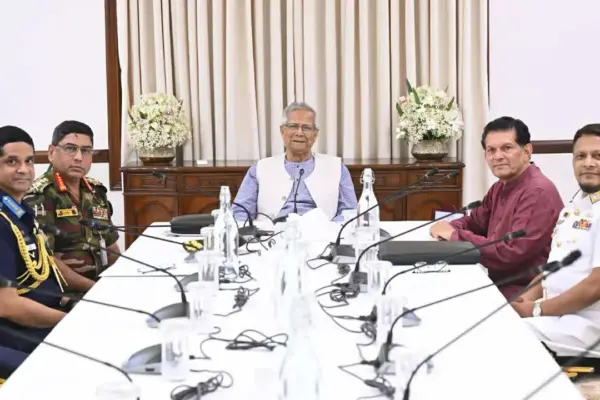 তিন বাহিনীর প্রধানকে প্রয়োজনীয় নির্দেশনা দিয়েছেন প্রধান উপদেষ্টা ড. মুহাম্মদ ইউনূস।