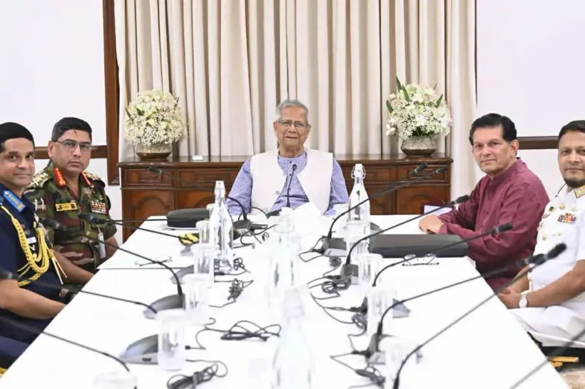 তিন বাহিনীর প্রধানকে প্রয়োজনীয় নির্দেশনা দিয়েছেন প্রধান উপদেষ্টা ড. মুহাম্মদ ইউনূস।