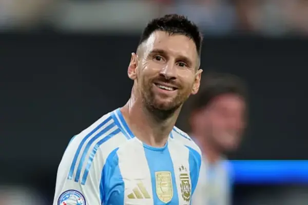গোল ও অ্যাসিস্টে দলকে জিতিয়েছেন আর্জেন্টাইন অধিনায়ক মেসি।