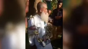 এক বীর মুক্তিযোদ্ধাকে জুতার মালা পরিয়ে পুলিশে দিয়েছে স্থানীয় কিছু লোক।