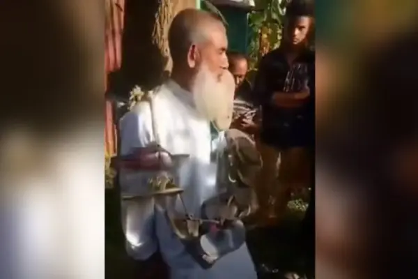 এক বীর মুক্তিযোদ্ধাকে জুতার মালা পরিয়ে পুলিশে দিয়েছে স্থানীয় কিছু লোক।