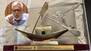 উপদেষ্টা মুহাম্মদ ফাওজুল কবির খানকে নৌকা উপহার দিয়েছেন ঢাকায় নিযুক্ত আলজেরিয়ার রাষ্ট্রদূত আবদেল ওহাব সালদানি।