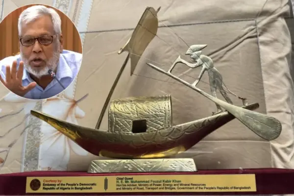 উপদেষ্টা মুহাম্মদ ফাওজুল কবির খানকে নৌকা উপহার দিয়েছেন ঢাকায় নিযুক্ত আলজেরিয়ার রাষ্ট্রদূত আবদেল ওহাব সালদানি।