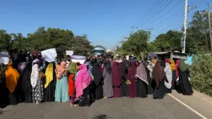 মরদেহ নিয়ে ঢাকা-চট্টগ্রাম মহাসড়ক অবরোধ করেন নিহতের স্বজন ও এলাকাবাসী।