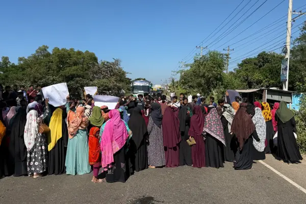 মরদেহ নিয়ে ঢাকা-চট্টগ্রাম মহাসড়ক অবরোধ করেন নিহতের স্বজন ও এলাকাবাসী।