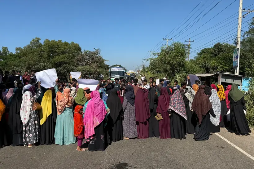 মরদেহ নিয়ে ঢাকা-চট্টগ্রাম মহাসড়ক অবরোধ করেন নিহতের স্বজন ও এলাকাবাসী।