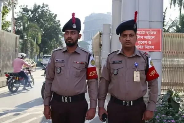 নতুন পোশাকে মাঠে নেমেছেন বাংলাদেশ পুলিশ বাহিনীর সদস্যরা।