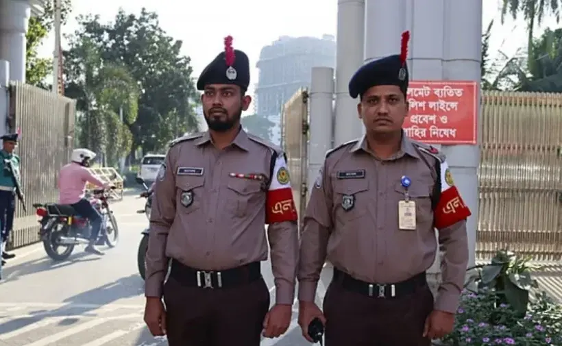 নতুন পোশাকে মাঠে নেমেছেন বাংলাদেশ পুলিশ বাহিনীর সদস্যরা।