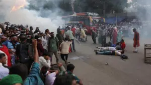 আন্দোলনরত প্রাথমিক শিক্ষকদের শাহবাগ অভিমুখী পদযাত্রায় বাধা দিয়েছে পুলিশ।