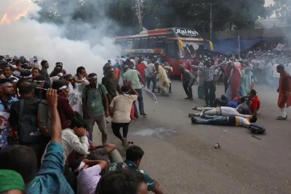 আন্দোলনরত প্রাথমিক শিক্ষকদের শাহবাগ অভিমুখী পদযাত্রায় বাধা দিয়েছে পুলিশ।