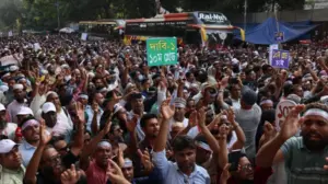 প্রাথমিক বিদ্যালয়ের সহকারী শিক্ষকরা পূর্ণদিবস কর্মবিরতির ঘোষণা দিয়েছেন।