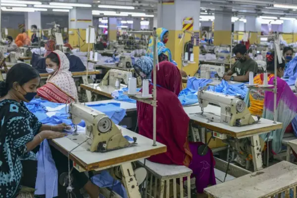 সরকার কলকারখানায় ট্রেড ইউনিয়ন গঠনের ন্যূনতম শর্ত শিথিল করে নতুন অধ্যাদেশ জারি করেছে।