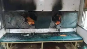 বুধবার (১৯ নভেম্বর) ভোর ৪টার দিকে রেলস্টেশনে এই অগ্নিসংযোগের ঘটনা ঘটে।