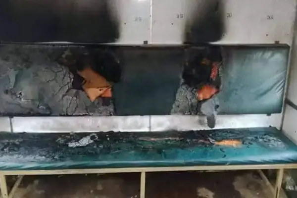 বুধবার (১৯ নভেম্বর) ভোর ৪টার দিকে রেলস্টেশনে এই অগ্নিসংযোগের ঘটনা ঘটে।