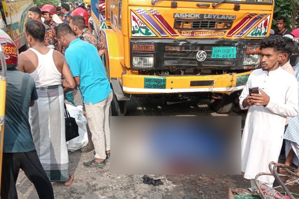 ট্রাকচাপায় অটোরিকশার ছয় যাত্রী নিহত হয়েছেন।