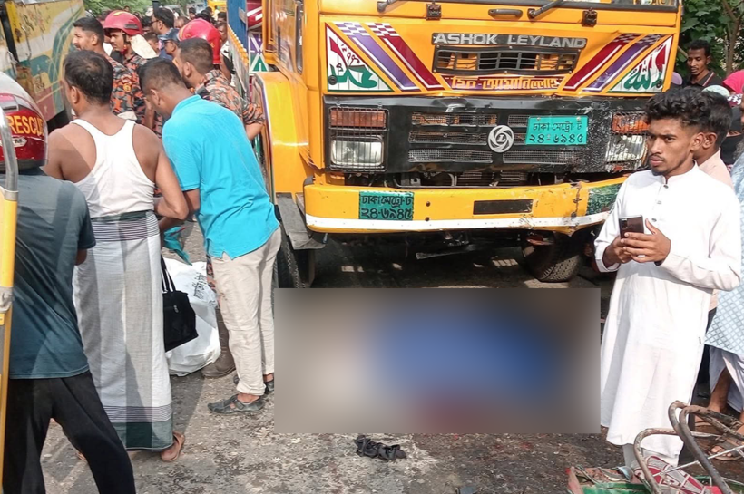 ট্রাকচাপায় অটোরিকশার ছয় যাত্রী নিহত হয়েছেন।