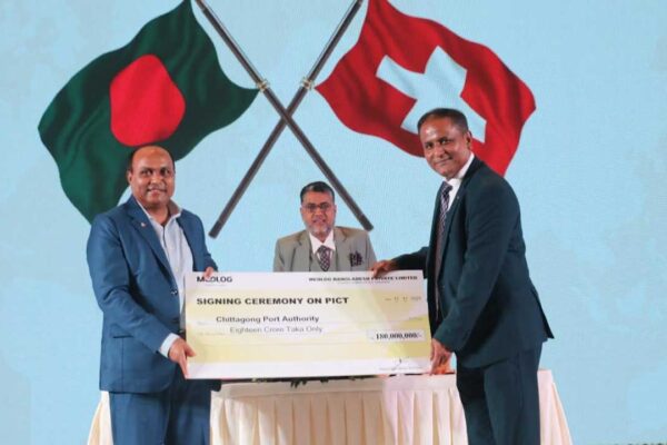সোমবার ঢাকার একটি হোটেলে আয়োজিত পৃথক দুই অনুষ্ঠানে নৌ টার্মিনাল নির্মাণ ও পরিচালনা নিয়ে দুটি চুক্তি সই হয়েছে, ঐতিহাসিক চুক্তি স্বাক্ষরের শুভ মুহূর্ত