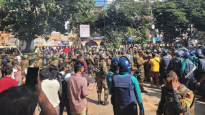 দুটি বুলডোজার নিয়ে ধানমণ্ডি-৩২-এ প্রবেশের চেষ্টা করেছিল একটি পক্ষ।