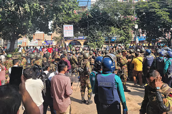 দুটি বুলডোজার নিয়ে ধানমণ্ডি-৩২-এ প্রবেশের চেষ্টা করেছিল একটি পক্ষ।