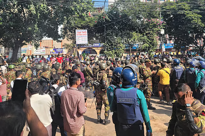 দুটি বুলডোজার নিয়ে ধানমণ্ডি-৩২-এ প্রবেশের চেষ্টা করেছিল একটি পক্ষ।