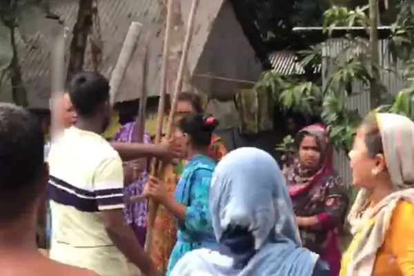 প্রকাশ্যে ধারালো অস্ত্র দিয়ে দুই ভাইকে কুপিয়ে হত্যা করা হয়েছে।