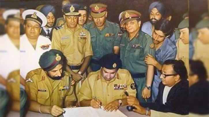 ১৯৭১ সালের ১৬ ডিসেম্বর পাকিস্তান বাহিনী ঢাকায় আত্মসমর্পণ করলেও সর্বস্তরের সাধারণ মানুষ সে খবর জেনেছিল আরেও পরে রেডিওর মাধ্যমে।