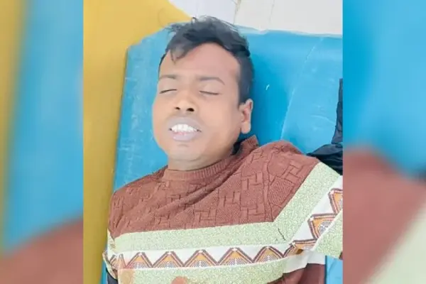 আক্তার হোসেন নামে এক যুবকের দুই হাতের কবজি কেটে দিয়েছে দুর্বৃত্তরা।