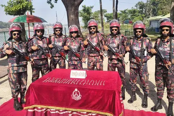 বাংলাদেশ-ভারত সীমান্ত থেকে ২৪টি ইলেকট্রিক ডেটোনেটর (বিস্ফোরক ডিভাইস) উদ্ধার করেছে বিজিবি।