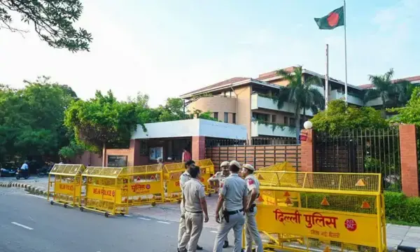 দিল্লিতে বাংলাদেশের হাইকমিশন থেকে সব ধরনের কনসুলার সেবা ও ভিসা দেওয়া স্থগিত করা হয়েছে।