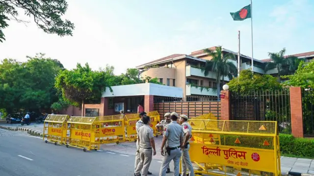 দিল্লিতে বাংলাদেশের হাইকমিশন থেকে সব ধরনের কনসুলার সেবা ও ভিসা দেওয়া স্থগিত করা হয়েছে।