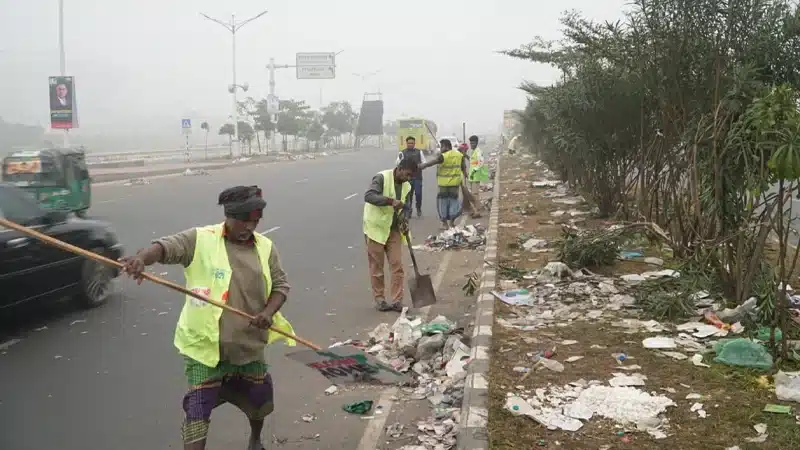 ৩০০ ফুট এলাকা থেকে ১৪৮ টন বর্জ্য অপসারণ করেছে ঢাকা উত্তর সিটি করপোরেশন (ডিএনসিসি)।