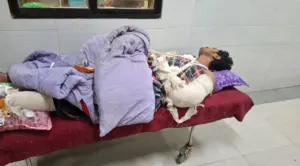 এক যুবককে বৈদ্যুতিক খুঁটিতে বেঁধে কুপিয়ে দুই হাত ও এক পা প্রায় বিচ্ছিন্ন করে দিয়েছে দুর্বৃত্তরা।