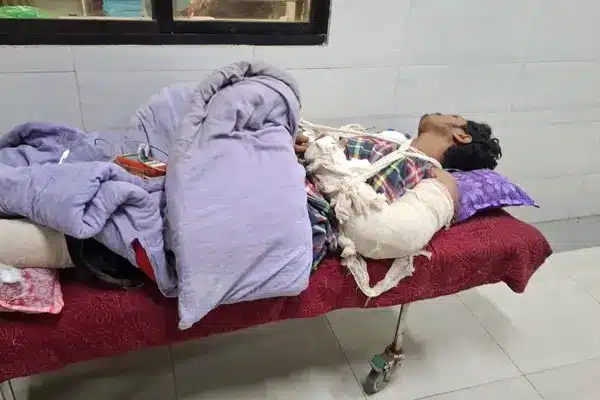 এক যুবককে বৈদ্যুতিক খুঁটিতে বেঁধে কুপিয়ে দুই হাত ও এক পা প্রায় বিচ্ছিন্ন করে দিয়েছে দুর্বৃত্তরা।