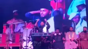 ভিডিওতে এক বক্তাকে মঞ্চে বসে ‘পাকিস্তান পাকিস্তান, জিন্দাবাদ জিন্দাবাদ’ স্লোগান দিতে দেখা যায়।