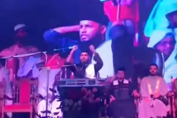 ভিডিওতে এক বক্তাকে মঞ্চে বসে ‘পাকিস্তান পাকিস্তান, জিন্দাবাদ জিন্দাবাদ’ স্লোগান দিতে দেখা যায়।