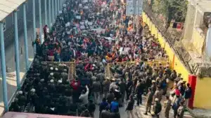 ভারতের রাজধানী নয়াদিল্লিতে বাংলাদেশ হাইকমিশনের সামনে বিক্ষোভ চলছে।