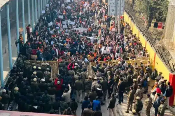 ভারতের রাজধানী নয়াদিল্লিতে বাংলাদেশ হাইকমিশনের সামনে বিক্ষোভ চলছে।